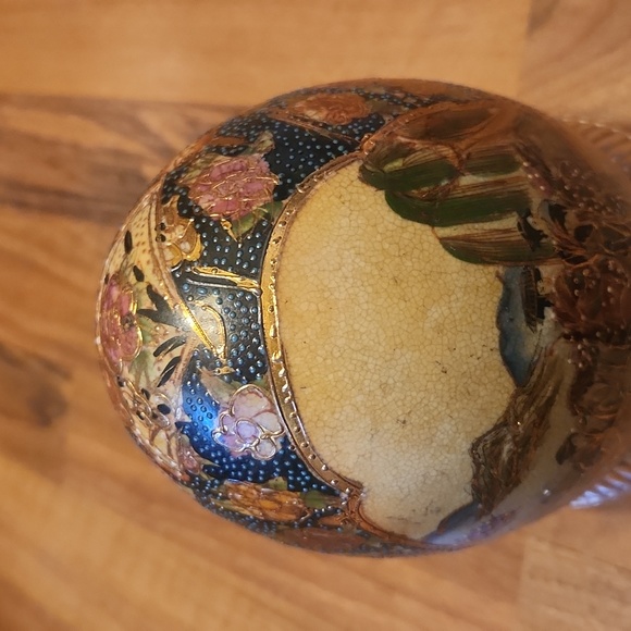 Satsuma Geisha Large Porcelain Egg with Golden Brass Platform Base - Picture 2 of 16